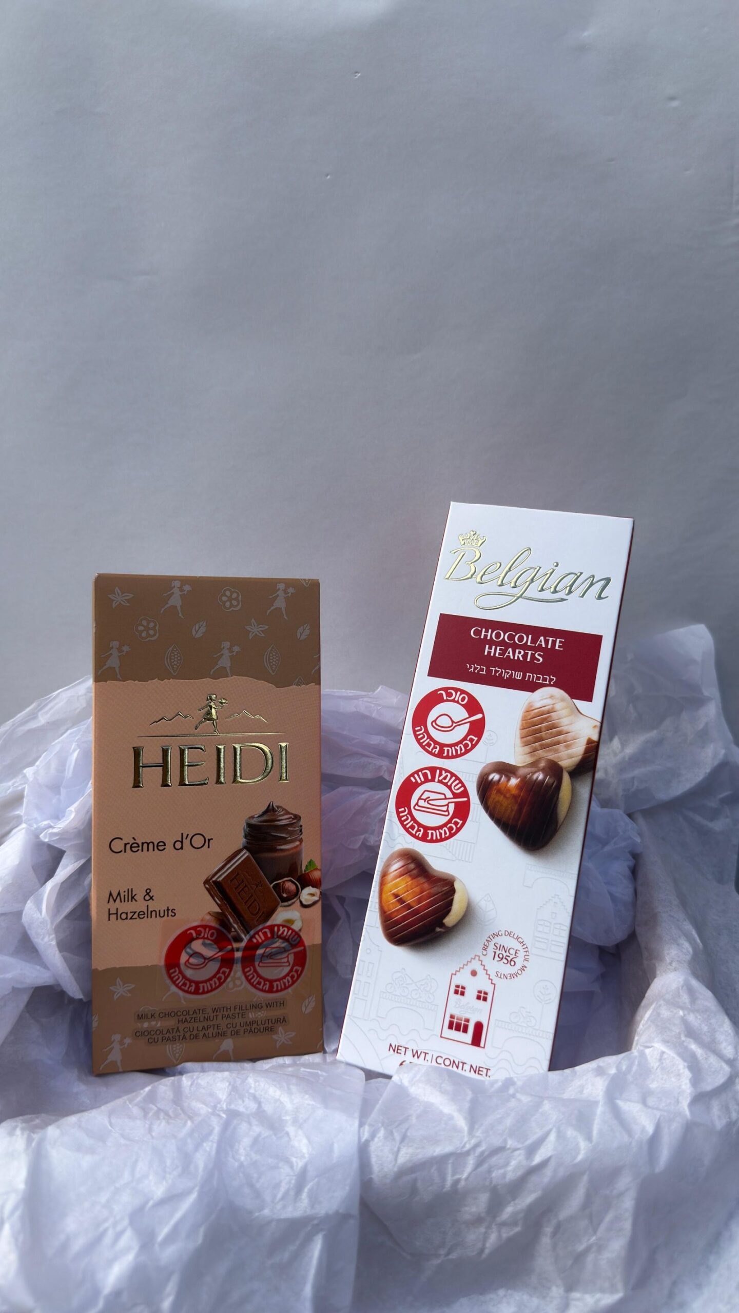 צמד לבבות וטבלת שוקולד